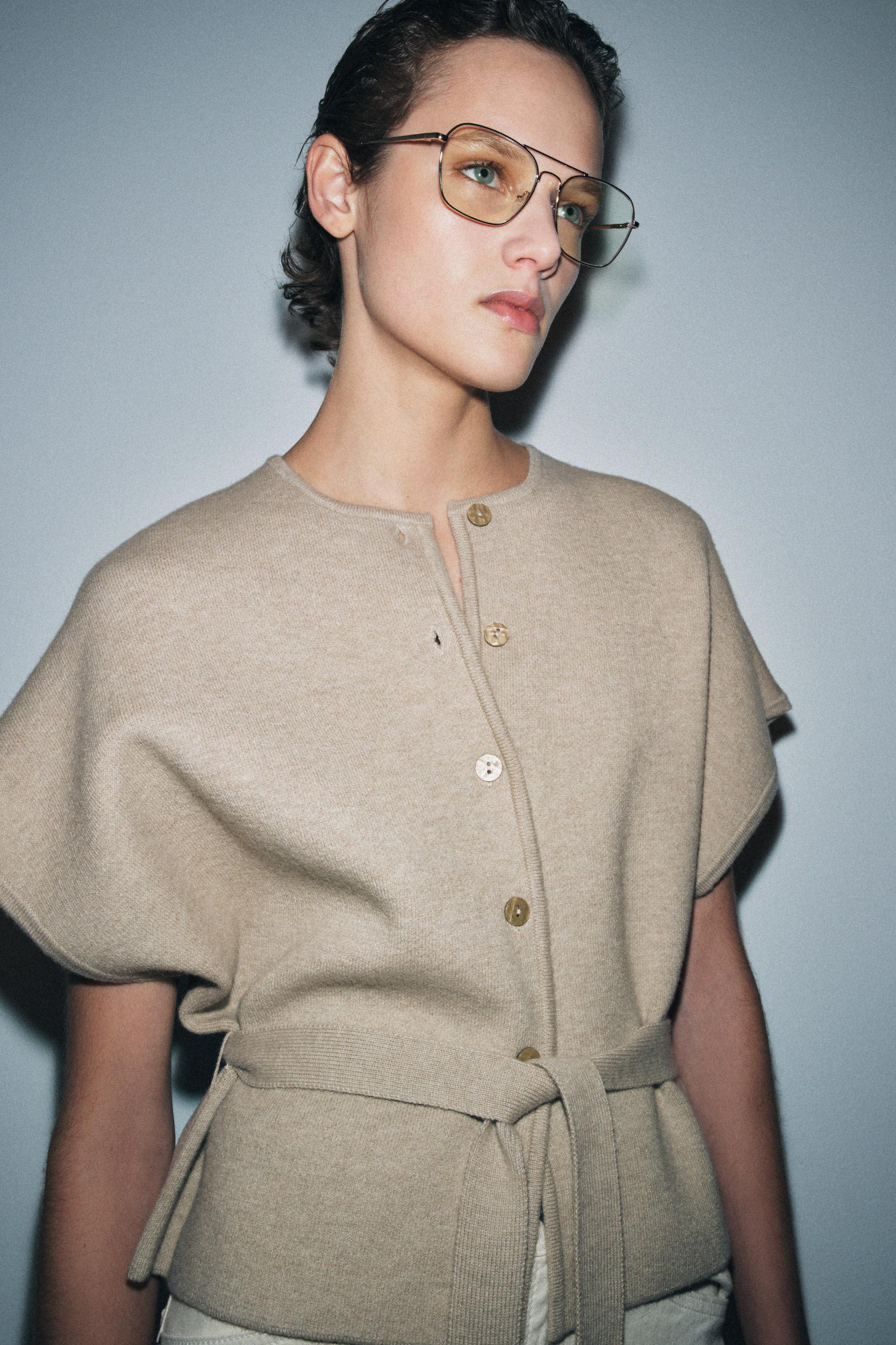 GILET EN MAILLE AVEC CEINTURE ET MANCHES COURTES
